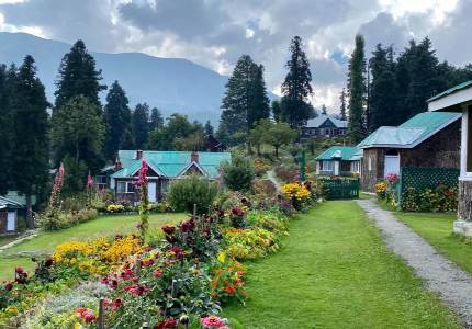 City to Valley Vibes: Chandigarh, Amritsar, Jammu & Srinagar Tour